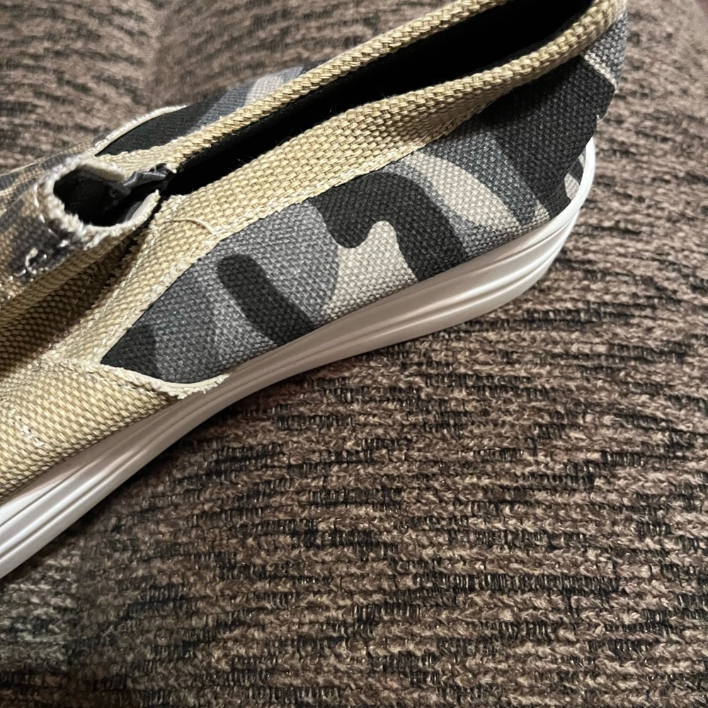 Sneakers - Picture 4 of 8